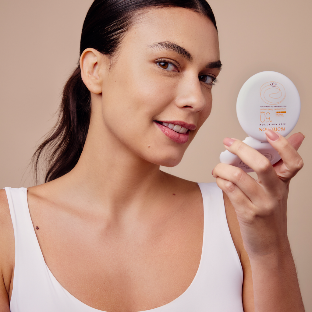 Avène High Protection Compact Tinted SPF 50 dermocosmetics in sand shade, compact with mirror and applicator for sun protection.