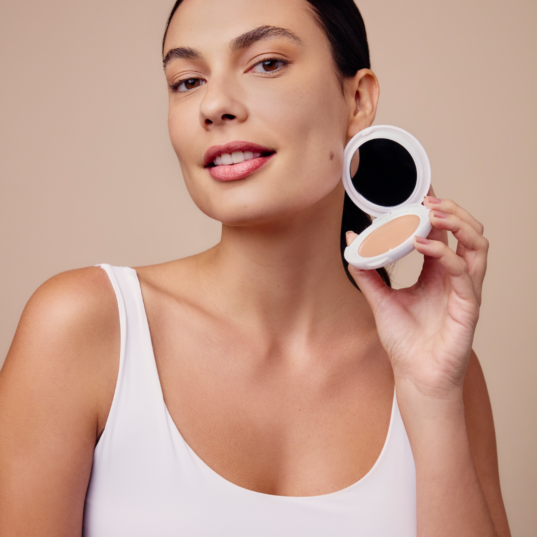 Avène High Protection Compact Tinted SPF 50 in shade Sand, dermocosmetic face powder with sun protection and smooth finish.