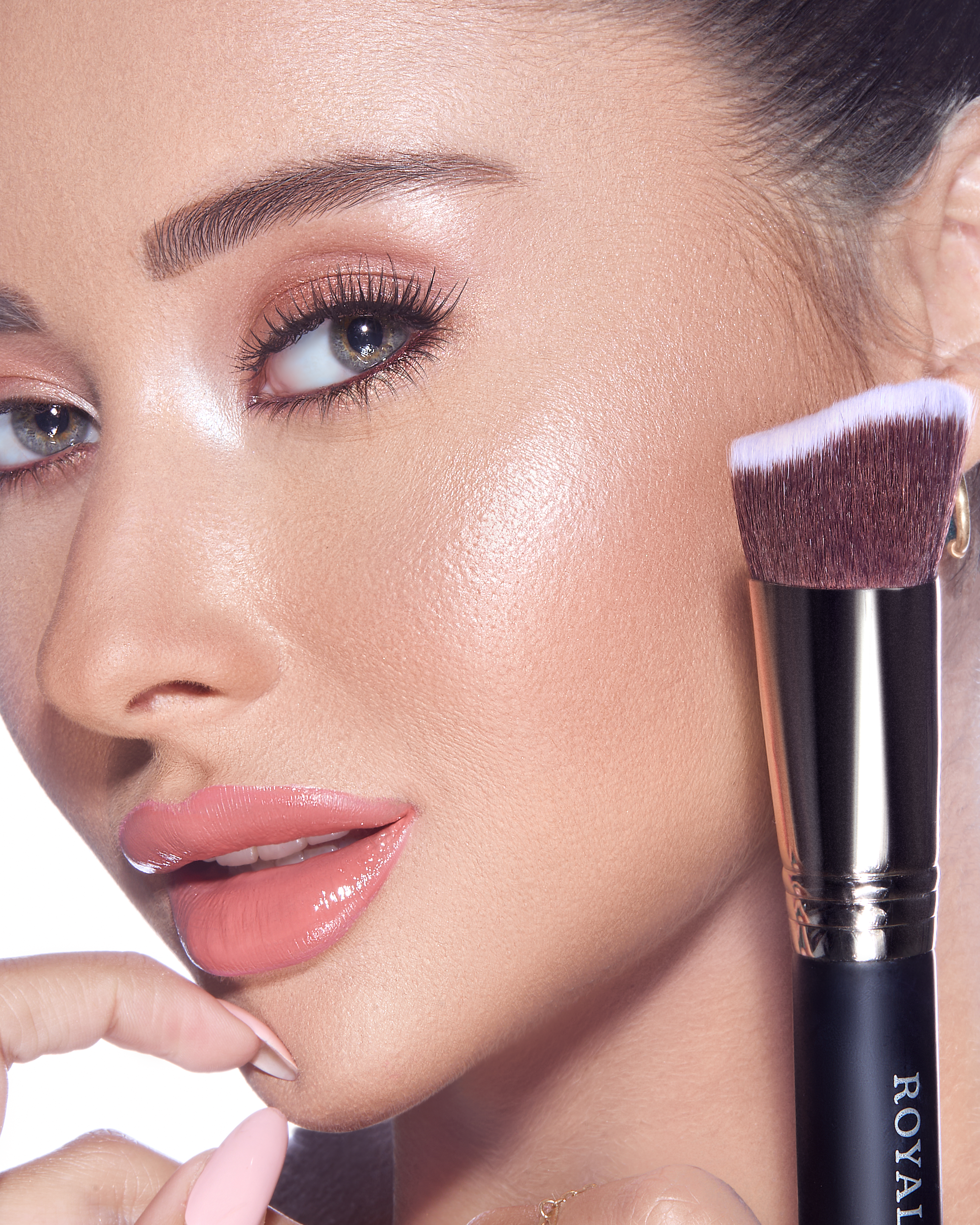 Royal Cosmetics - The EDGE FOUNDATION kabuki | MazenOnline