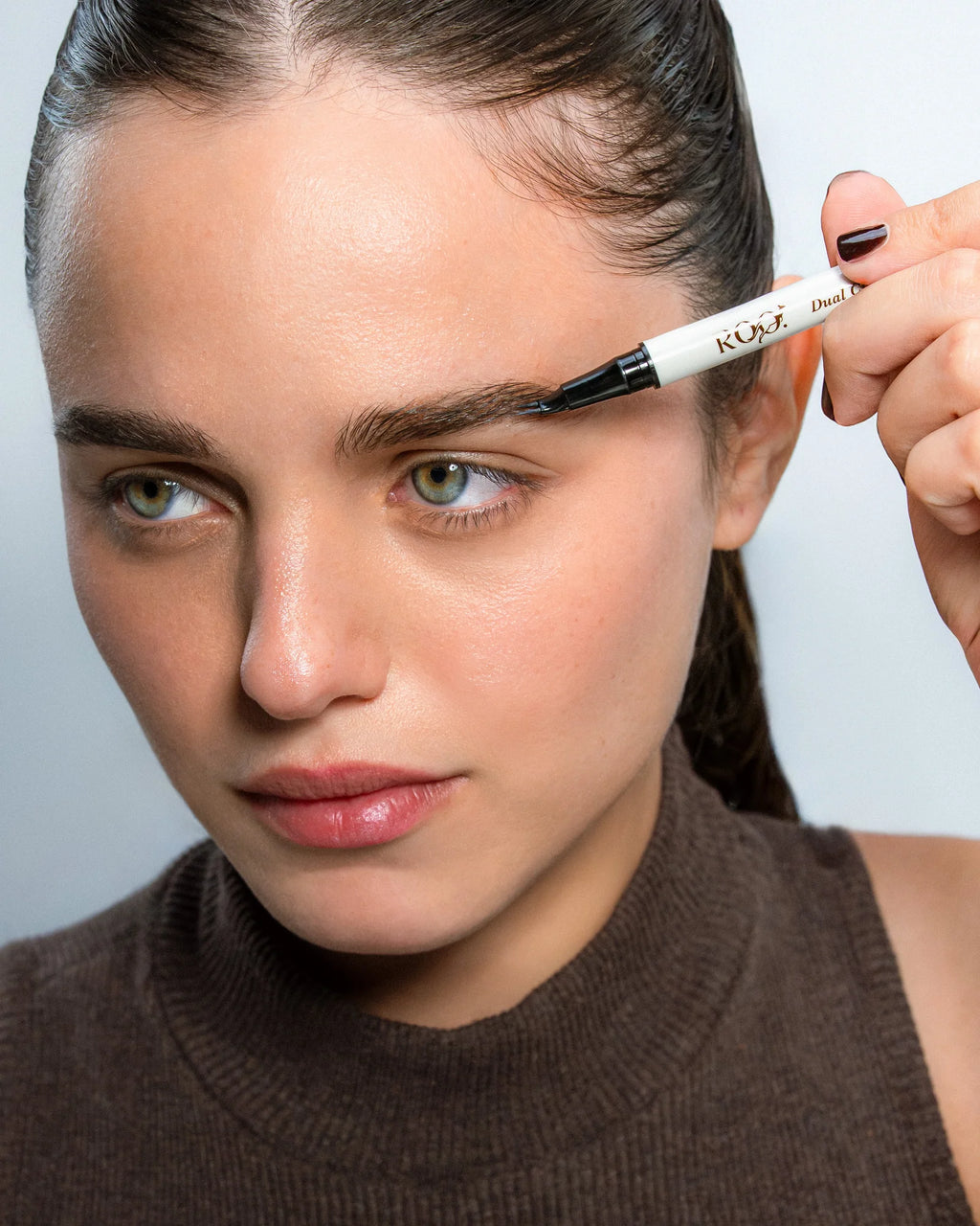 Roo Cosmetics - DUAL CURVED EYEBROW LINER | MazenOnline