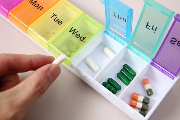 AB Care TowerWeek 7 daily pill organizer with seven compartments for weekly medication management, in a compact parapharmacy design.